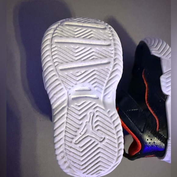 Boys Michael Jordan Stay Loyal shoes in black & red. Size 6 C EUC - Picture 7 of 7